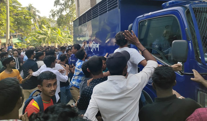 আদালত প্রাঙ্গণে ব্যারিস্টার সুমনকে ডিম নিক্ষেপ