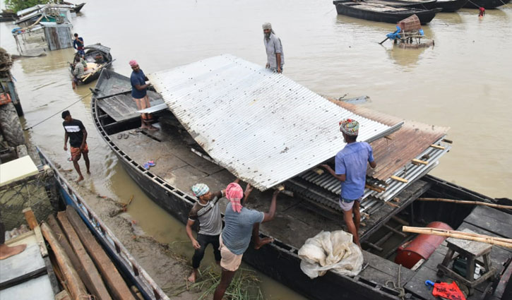 পদ্মায় পানি কমলেও ভাঙন থামেনি