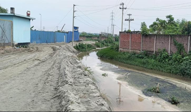 লবলং খাল দখল করে রাস্তা নির্মাণের অভিযোগ