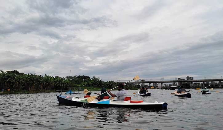 অবসর রাঙিয়ে দেবে রোমাঞ্চকর কায়াকিং