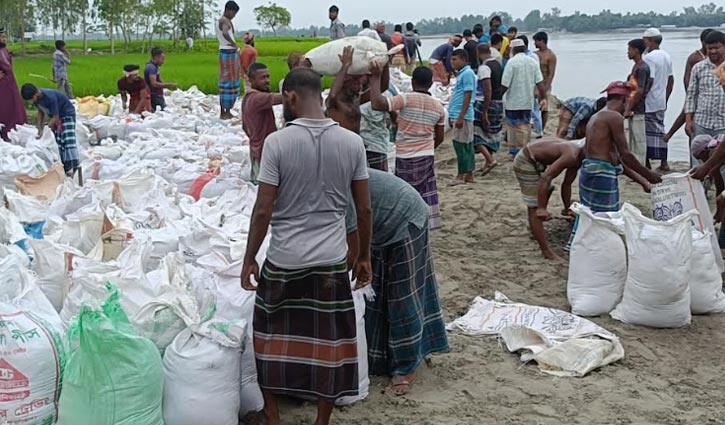 কুড়িগ্রামে স্বেচ্ছাশ্রমে কালজানি নদীর ভাঙন রোধের চেষ্টা