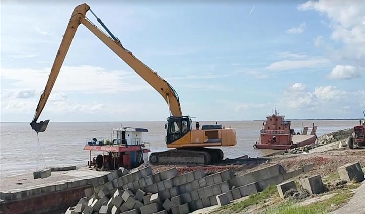 লক্ষ্মীপুরে মেঘনা নদীর বাঁধ কেটে রাস্তা-অস্থায়ী জেটি নির্মাণ