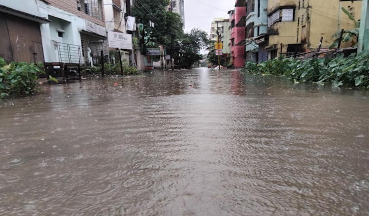  ভারী বর্ষণে নোয়াখালীর পানিবন্দি ও বানভাসিরা আতঙ্কে