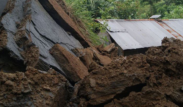 কক্সবাজারে পাহাড় ধসে মা ও ২ মেয়ের মৃত্যু