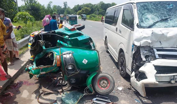 সিরাজগঞ্জে মাইক্রোবাসের ধাক্কায় অটোরিকশার ৫ যাত্রী নিহত