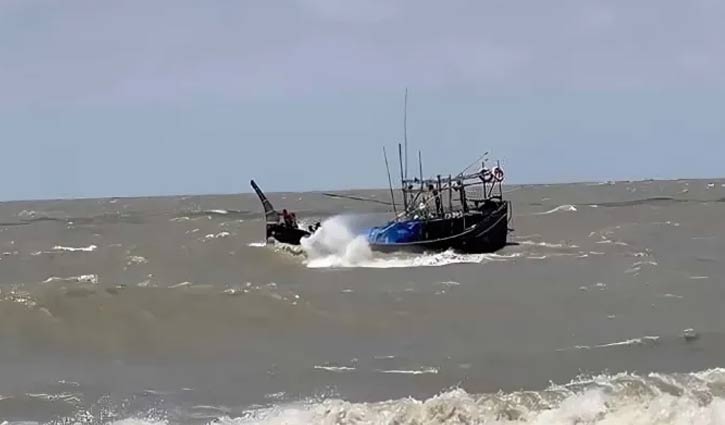 4 trawlers capsize in Bay, many missing