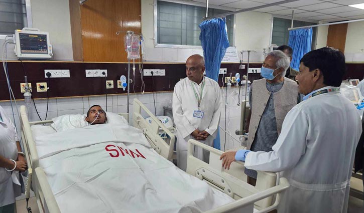 Prof Yunus visits Neuroscience hospital to see victims