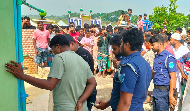 অজুখানায় পড়ে ছিল তরুণীর রক্তাক্ত মরদেহ