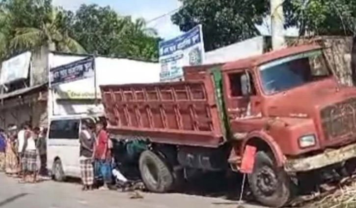 দাঁড়িয়ে থাকা ট্রাকের পেছনে মাইক্রোবাসের ধাক্কা, নিহত ১