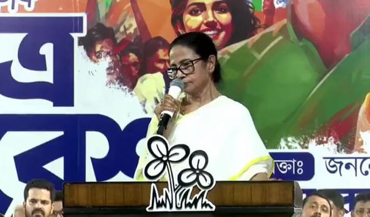 মুখ্যমন্ত্রী হিসেবে পশ্চিমবঙ্গে মমতার জনপ্রিয়তা কমেছে 