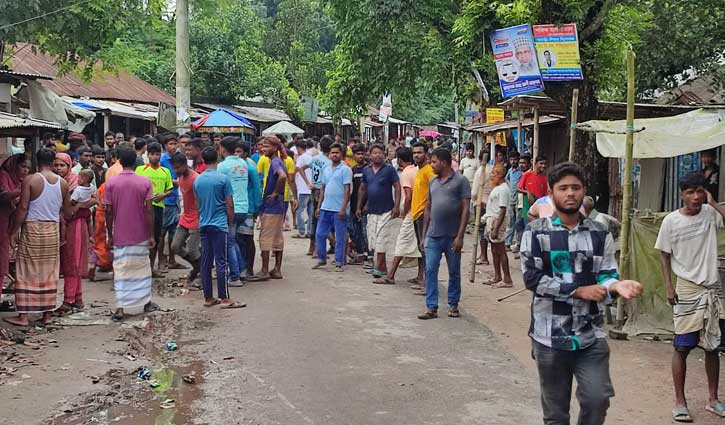 পাবনায় ঈদগাহের নাম নিয়ে দু’ গ্রামের মধ্যে সংঘর্ষ, আহত ২০