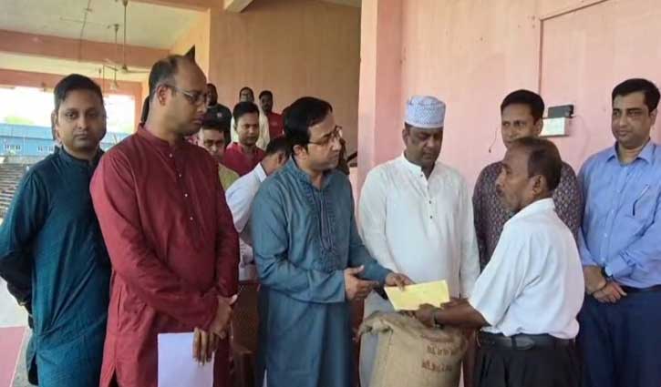 খাগড়াছড়িতে সহিংসতায় ক্ষতিগ্রস্তদের মাঝে অর্থ সহায়তা