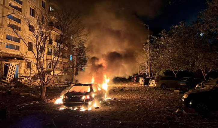 ইউক্রেনে রাতভর বৃষ্টির মতো ড্রোন ও ক্ষেপণাস্ত্র হামলা