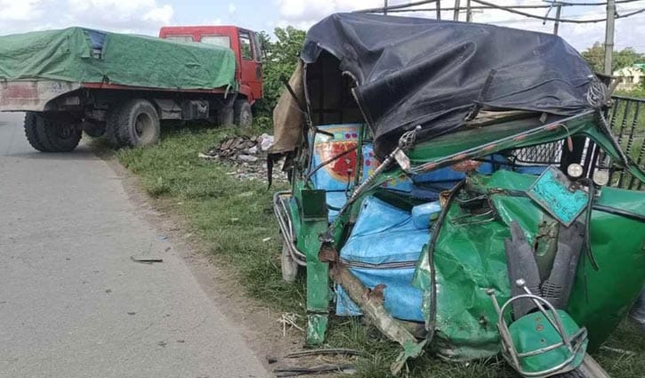 মানিকগঞ্জে অটোরিকশায় ট্রাকের ধাক্কা, নিহত ২