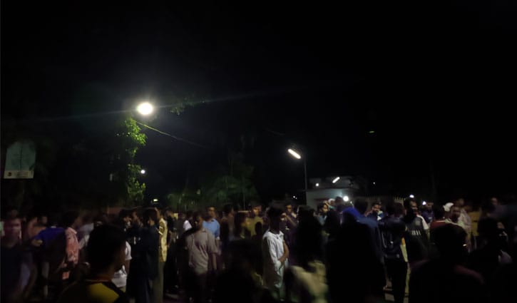 রাতভর উপাচার্যের বাসভবনের সামনে বাকৃবি শিক্ষার্থীরা