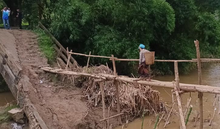 বান্দরবানে ভাঙা সেতুতে ঝুঁকিপূর্ণ সাঁকো  