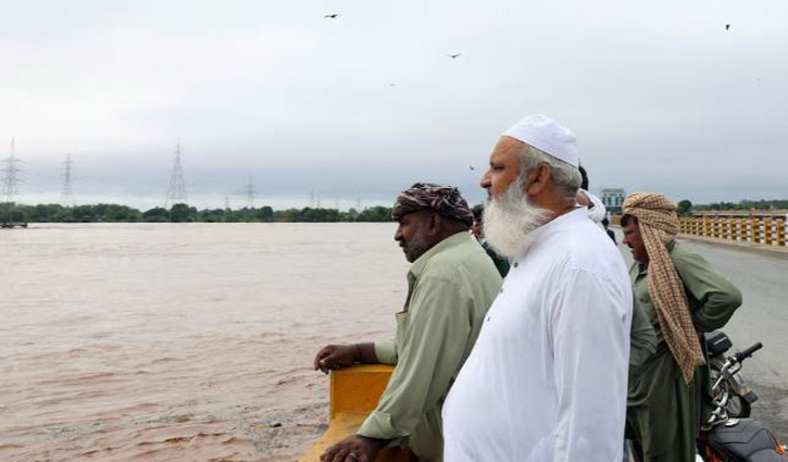 বন্যার সতর্কতা দিয়ে পাকিস্তানের দিকে পানি ছেড়ে দিল ভারত