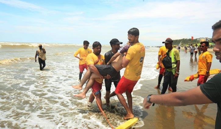 কক্সবাজার সৈকতে বন্ধ হচ্ছে লাইফগার্ড সেবা, বাড়ছে প্রাণহানির শঙ্কা