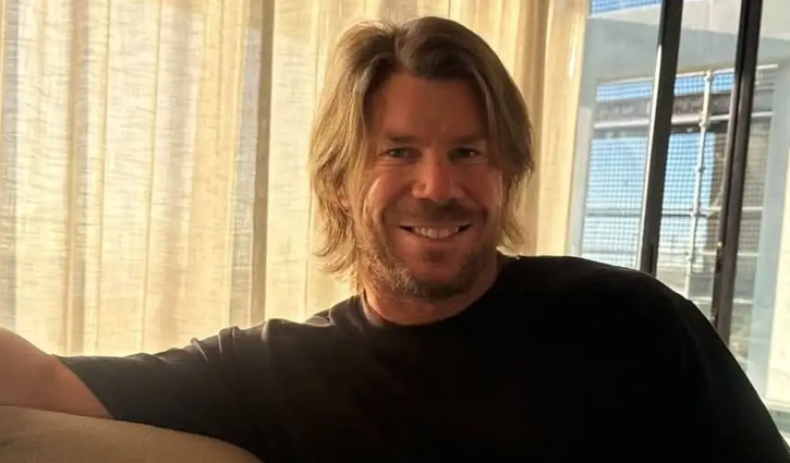 ধোনির স্টাইলে হাজির ওয়ার্নার, মাঠের বাইরেও বাজিমাত