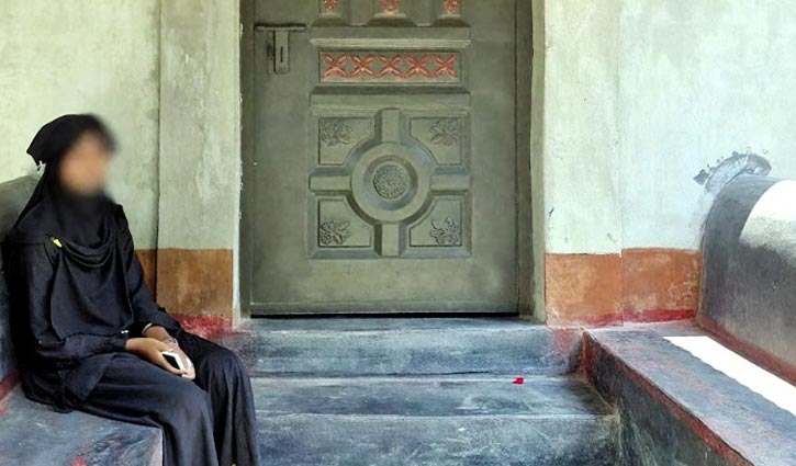 বিয়ের দাবিতে প্রেমিকের বাড়িতে অনশনে নারী