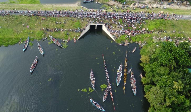 ঝালডাঙ্গা বিলে নৌকা বাইচ, দর্শকদের ঢল