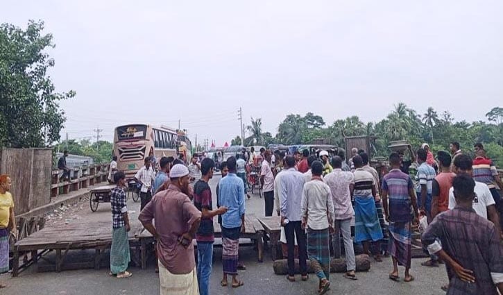 সড়ক অবরোধ: ফরিদপুরের সঙ্গে ২১ জেলার যোগাযোগ বিচ্ছিন্ন