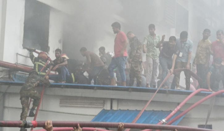 আশুলিয়ায় পোশাক কারখানায় আগুন, নিয়ন্ত্রণে ৮ ইউনিট