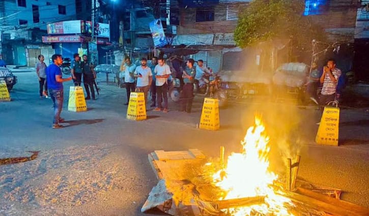 রাজশাহীতে জাতীয় পার্টির অফিস ভাঙচুর, সাইনবোর্ডে আগুন