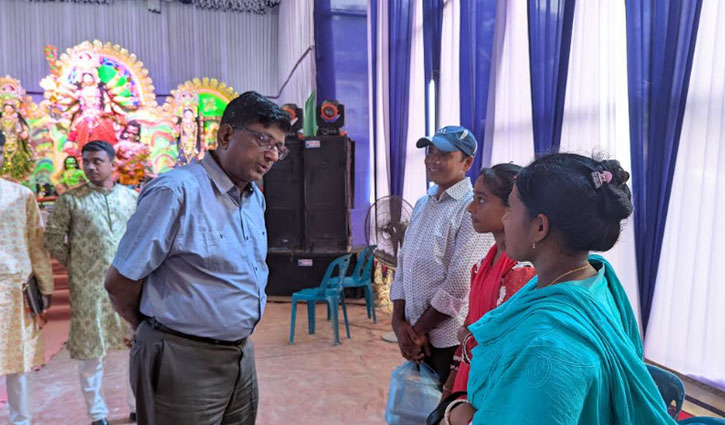 অনীষাদের পূজার আনন্দ বাড়িয়ে দিলেন প্রধান উপদেষ্টার সহকারী