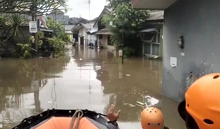 ইন্দোনেশিয়ায় আকস্মিক বন্যায় ১৪ জনের প্রাণহানি