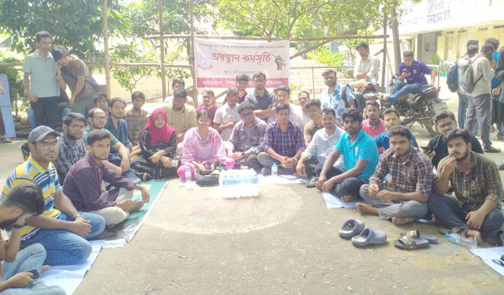 ‘ব্রেক দ্যা সাইলেন্স’ হুঁশিয়ারিতে অনড় জবি শিক্ষার্থীরা