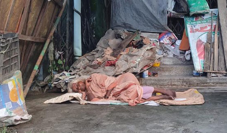 পথের পাশে পড়ে থাকেন এমএ পাস কিরণীবালা