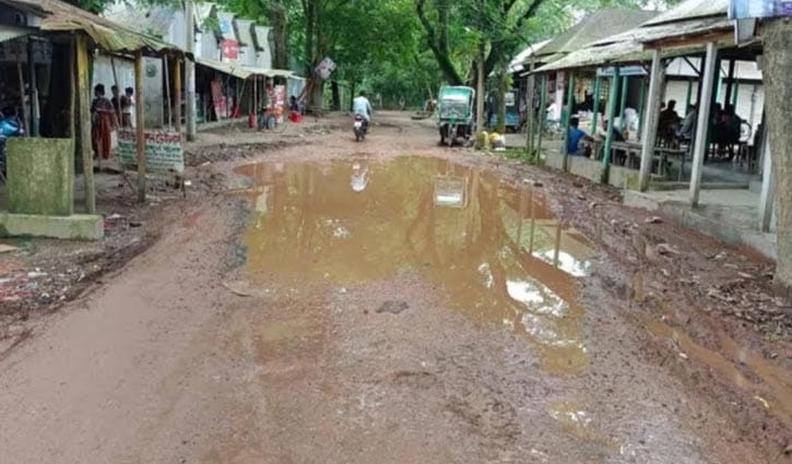 ভোগান্তির প্রতিচ্ছবি সিংগাইর পৌরবাজার–বায়রা সড়ক