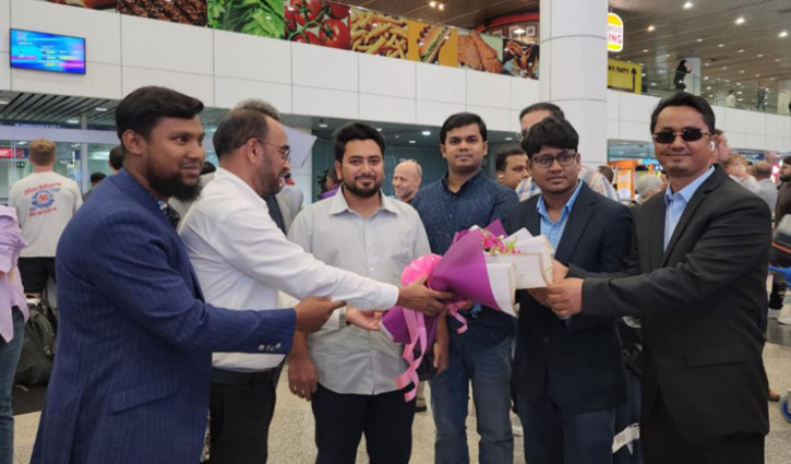 মালয়েশিয়ায় পৌঁছেছেন নাহিদ ইসলাম