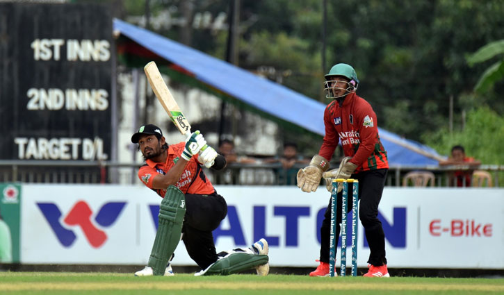 বিজয়ের ব্যাটে খুলনার দাপুটে জয়