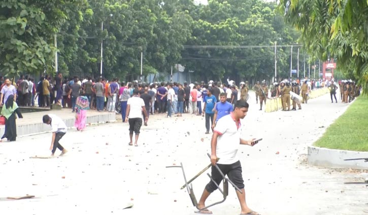 নীলফামারীতে শ্রমিকদের সঙ্গে আইনশৃঙ্খলা বাহিনীর সংঘর্ষ, নিহত ১