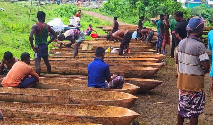 নড়াইলে রাস্তার পাশে জমে উঠেছে ডোঙার হাট