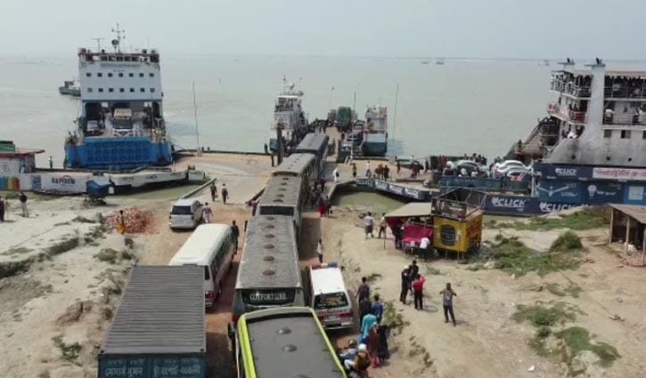 পাটুরিয়া-দৌলতদিয়া নৌরুটে নাব্য সংকটে ফেরি চলাচল ব্যাহত 