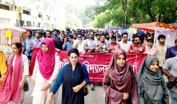 রাকসুতে নবীন শিক্ষার্থীদের অন্তর্ভুক্ত করার দাবিতে ছাত্রদলের বিক্ষোভ
