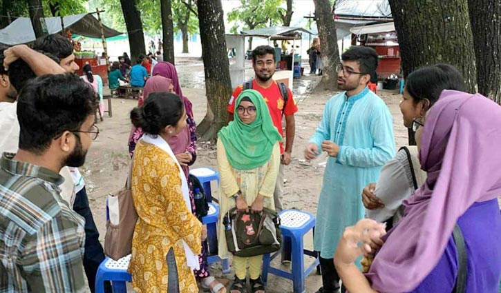 উৎসবমুখর পরিবেশে চলছে রাকসু নির্বাচনের প্রচার