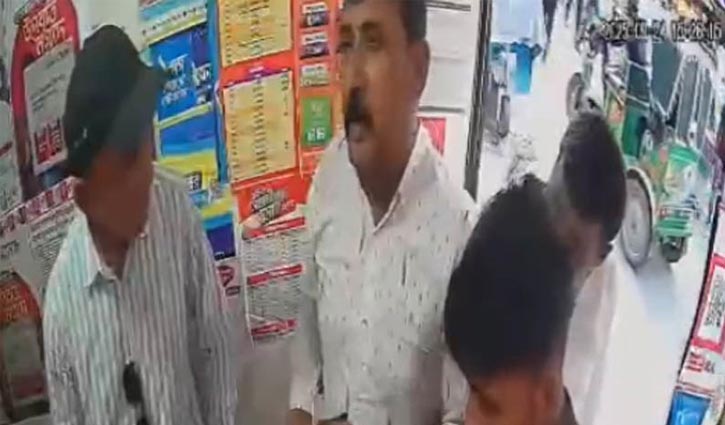 চোখের পলকেই টাকা চুরি করলেন ‘দুই বিদেশি’