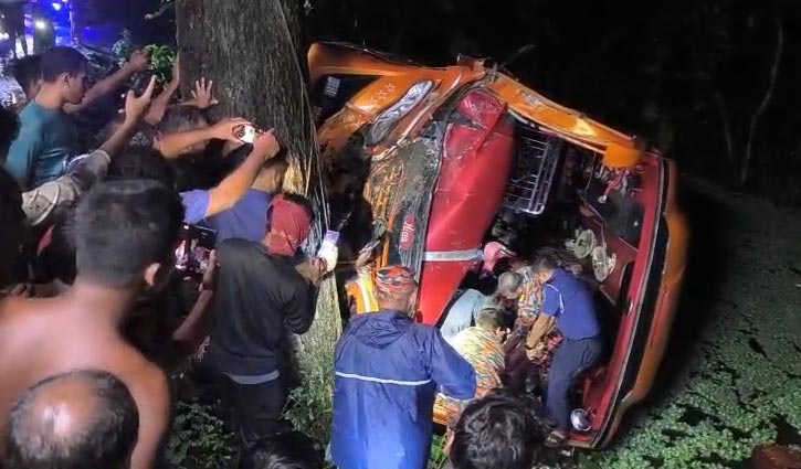 নিয়ন্ত্রণ হারিয়ে বাস খাদে, নারী নিহত