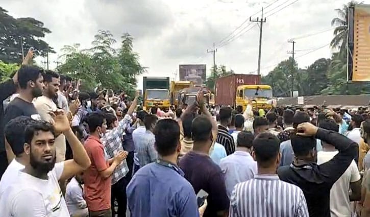 চাকরিচ্যুত ইসলামী ব্যাংক কর্মকর্তাদের মহাসড়ক অবরোধ