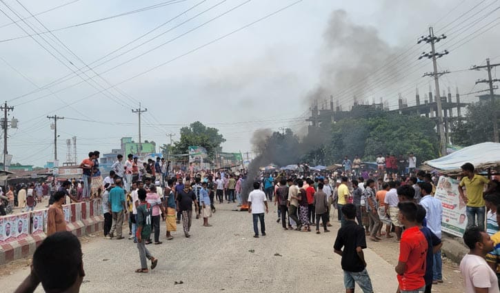 সংসদীয় সীমানা পরিবর্তনের প্রতিবাদে পাবনায় মহাসড়ক অবরোধ