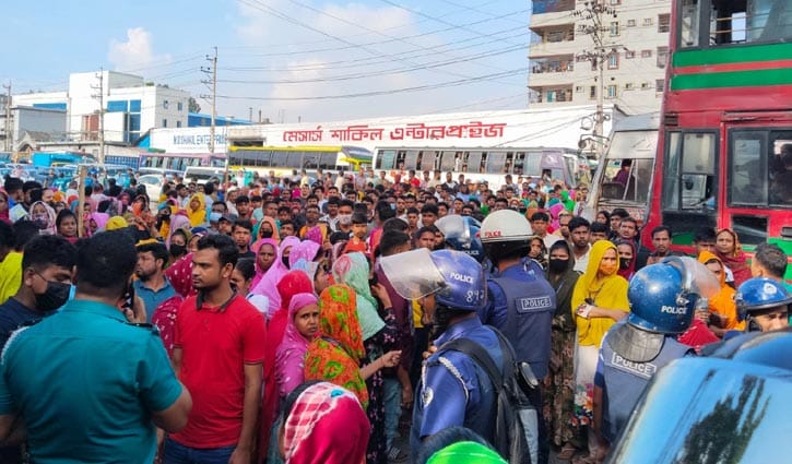 গাজীপুরে বকেয়া বেতনের দাবিতে পোশাক শ্রমিকদের সড়ক অবরোধ