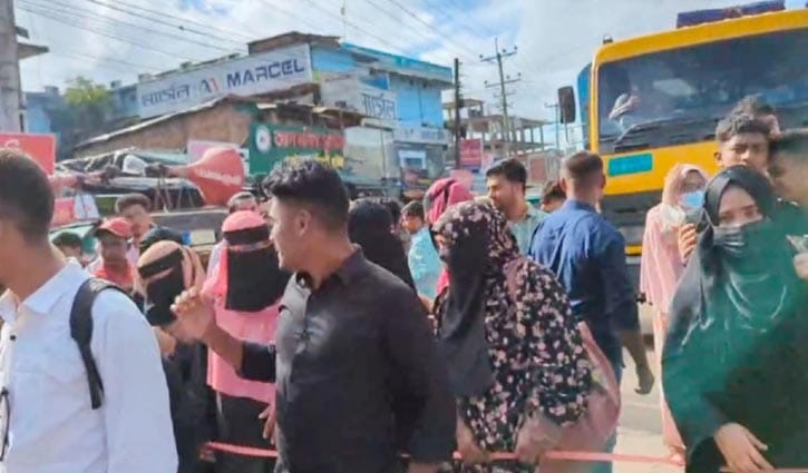 উখিয়ায় চাকরিচ্যুত শিক্ষকদের সড়ক অবরোধ