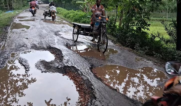 বেহাল সড়কে চরম ভোগান্তি