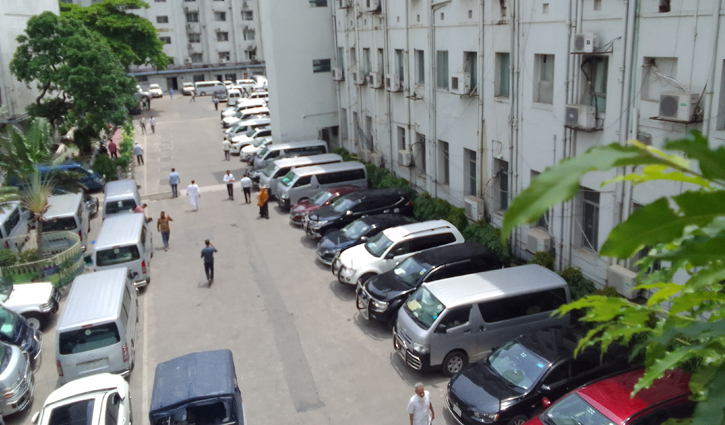 চার দিনের ছুটি শেষে সচিবালয়ে প্রাণচাঞ্চল্য