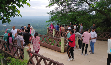 পূজার ছুটিতে বান্দরবানে পর্যটকের ভিড়