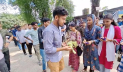 পশুপালন অনুষদে নবীনদের বরণ করে নিলেন আন্দোলনকারীরা
